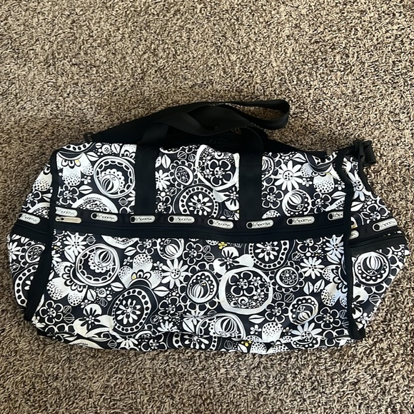 LeSportsac Large Duffle Bag - Needs Small Restitch - Picture 2 of 7